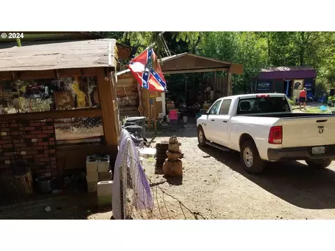12180 Takilma Rd, Cave Junction, OR 97523