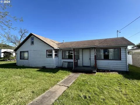 165 Pippin Ave, Roseburg, OR 97471