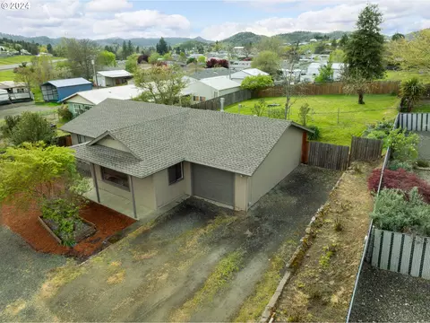 123 Karuk Ln, Roseburg, OR 97471