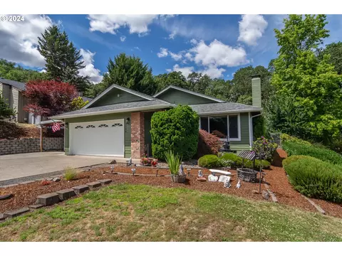 2108 SE Lois Dr, Roseburg, OR 97470