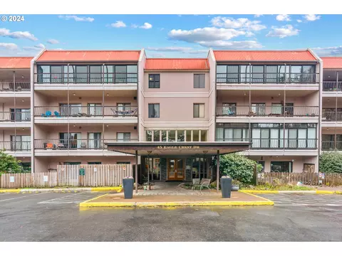 45 Eagle Crest Dr #207, Lake Oswego, OR 97034