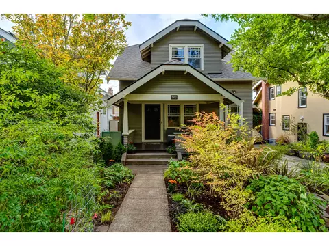 1982 Charnelton St, Eugene, OR 97405
