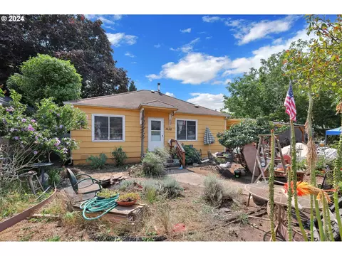 2468 Wood Ave, Eugene, OR 97402
