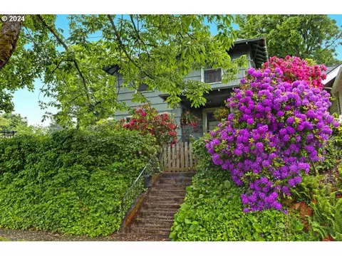 3387 SE Tibbetts St, Portland, OR 97202