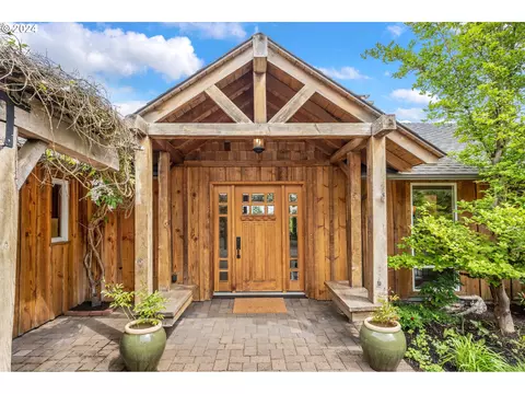 19350 Suncrest Dr, West Linn, OR 97068
