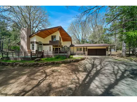 622 Draper Valley Rd, Selma, OR 97538