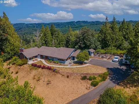 1333 E 15th St, Coquille, OR 97423