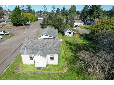 3319 Myrtle St, North Bend, OR 97459
