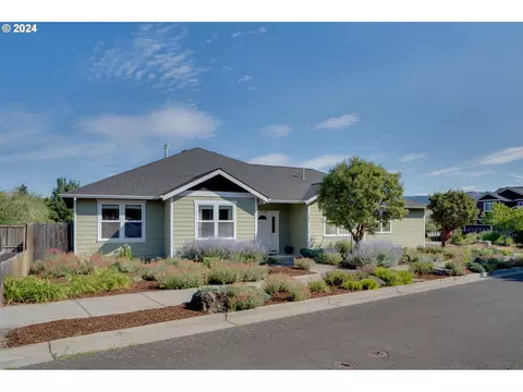 2340 Heritage Loop, Hood River, OR 97031