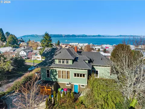 808 9th St, Astoria, OR 97103
