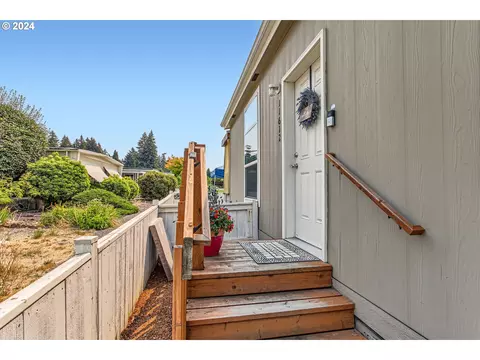 11612 SW Royal Villa Dr, Portland, OR 97224