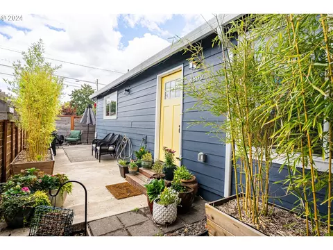 8809 SE Reedway St, Portland, OR 97266