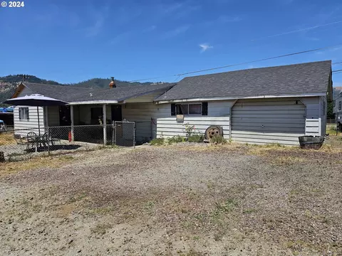 161 Esther Ct, Myrtle Creek, OR 97457