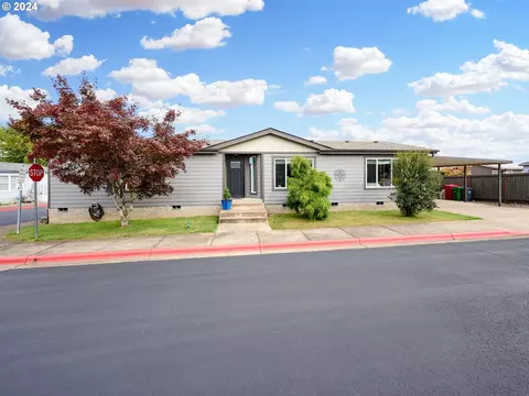 1015 Oak St #81, Silverton, OR 97381