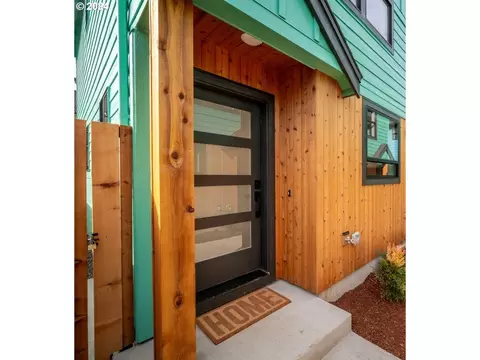 1420 SE Claybourne St #B, Portland, OR 97202
