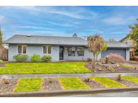 204 E Foothills Dr, Newberg, OR 97132