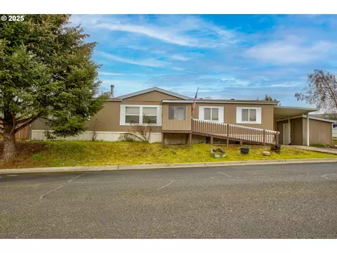 377 River Place Dr #20, Roseburg, OR 97471