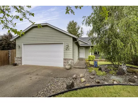 913 Meadow Dr, Molalla, OR 97038