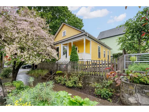 2203 SE Ash St, Portland, OR 97214