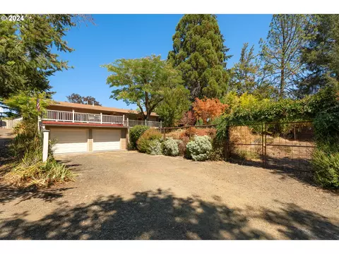 3048 Pixie Ave, Roseburg, OR 97471