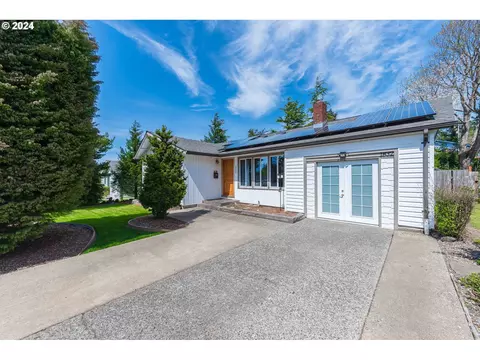 1832 Juniper Ave, Coos Bay, OR 97420