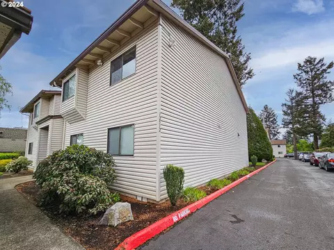 12512 SE Stark St #B, Portland, OR 97233