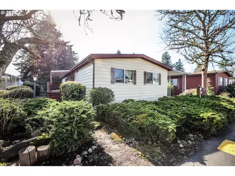 1400 Candlelight Dr #240, Eugene, OR 97402