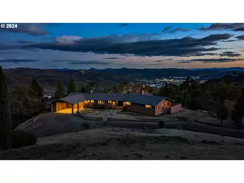 2467 Moorea Dr, Roseburg, OR 97471