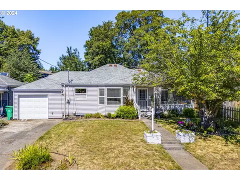 10381 NE Holladay St, Portland, OR 97220
