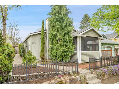 6527 SE Woodstock Blvd, Portland, OR 97206