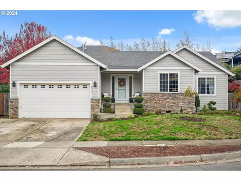 312 Division St NE, Silverton, OR 97381