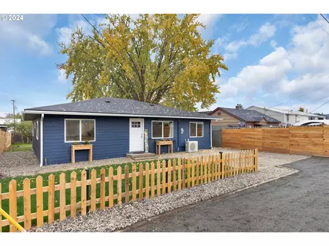 1048 NE Willow St, Roseburg, OR 97470