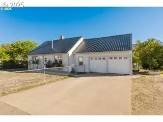 188 NE Lombardy Dr, Roseburg, OR 97470