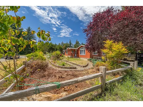 1155 SE 6th St, Bandon, OR 97411