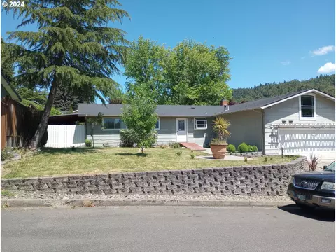 3033 NE Monterey Dr, Roseburg, OR 97470