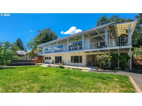 1544 NW Valley View Dr, Roseburg, OR 97471