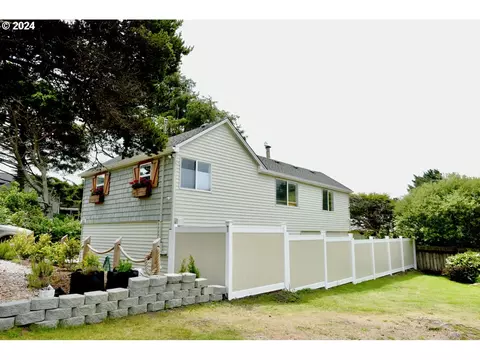 3125 NW Marine Ave, Lincoln City, OR 97367