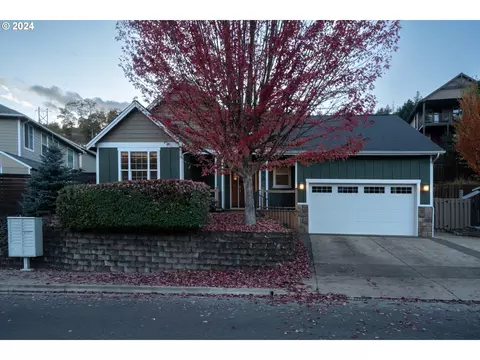 986 SE Sharon Ave, Roseburg, OR 97470