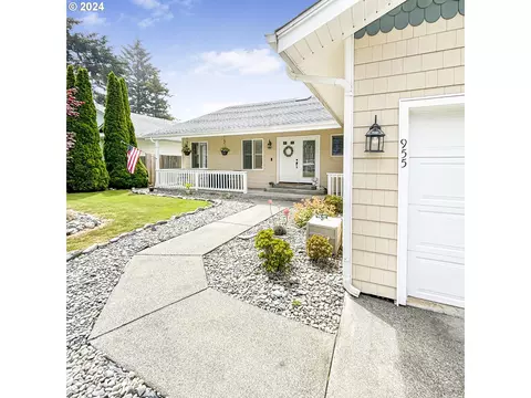 955 Hassett St, Brookings, OR 97415