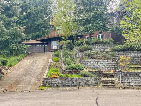 1562 NW Randall Ct, Roseburg, OR 97471
