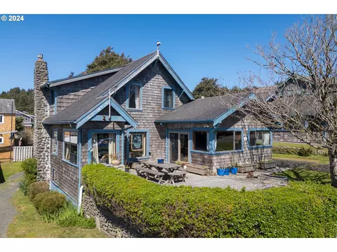 272 W Nebesna St, Cannon Beach, OR 97110