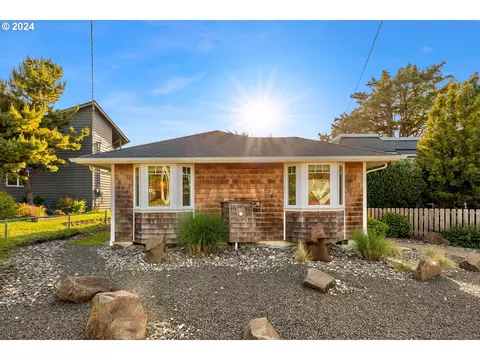 3764 S Hemlock St, Cannon Beach, OR 97110