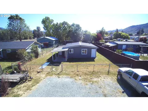 136 Park St, Riddle, OR 97469