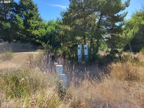 813 Jacobson Way, Lakeside, OR 97449
