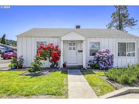 645 Taylor Ave, Cottage Grove, OR 97424
