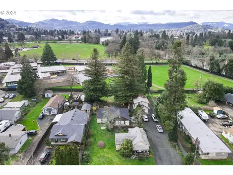 462 W Ballf St, Roseburg, OR 97471