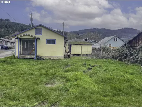 203 S School St, Drain, OR 97435