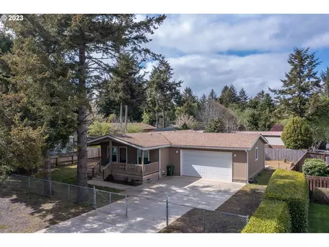 1125 5th St NE, Bandon, OR 97411