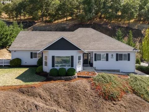 1793 NE Rocky Dr, Roseburg, OR 97470