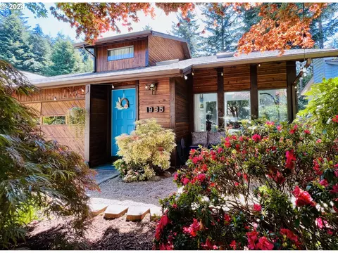 1935 Timberline Dr, Coos Bay, OR 97420